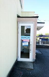 教室入り口です。みんな元気に通っています。