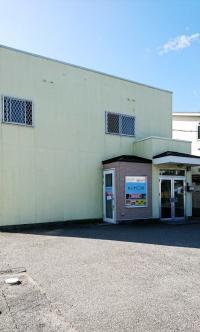 教室外観です。クリームイエローの建物です。