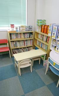 幼児用の絵本が並んでいます。貸出も可能です。