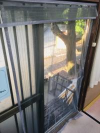 コロナ対策：ドアに網戸素材のカーテン設置。入り口の換気を強化しました。