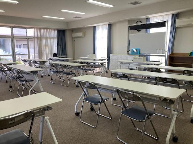 周りは静かで明るい教室です。