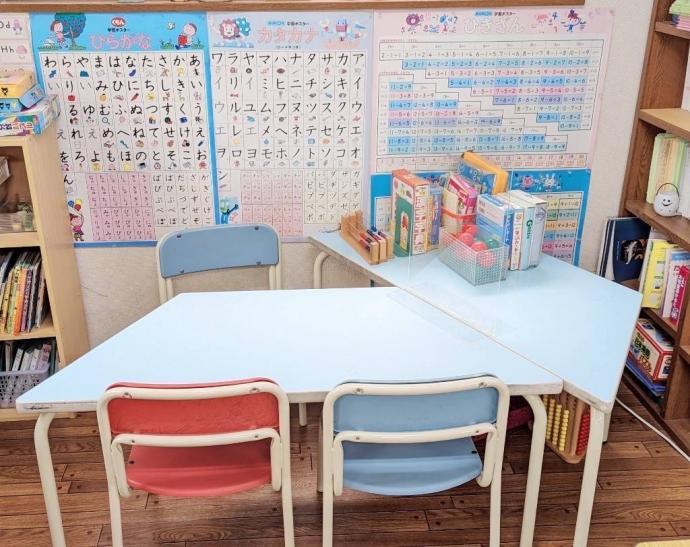 幼児用の机もあり、小さい子も安心して学習していただけます。