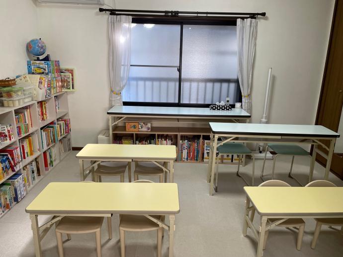 こちらにも学習スペースがございます。とっても明るい教室です！