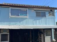 教室はクモンブルーの建物の2階。<br />
1階にベビーカーを置くスペースがあります。