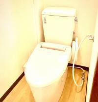 小さなお子様用の、補助便座も用意しています🎶