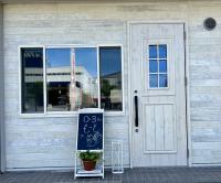 入り口はこちらです。<br />
ベビーカーのまま入室できます。