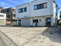 教室前に広い駐車場があります。