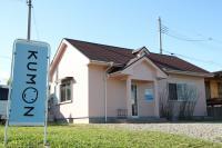 目印はピンクの建物です。