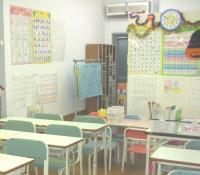 幼児用机もあり、小さなお子様も安心して学習していただけます。