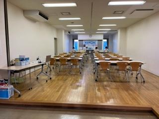 広い教室<br />
５０人入れます<br />
自動換気、空調完備<br />
快適な学習空間です