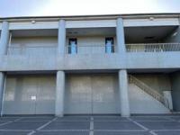 駐車場から横断歩道を渡ると右手本部棟2階 <br />
青いのぼりが目印<br />