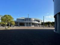 敷地内正面に図書館が見えたら右に曲がります<br />
読書好きの人がいっぱい