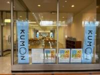 入口はガラス張り<br />
わが子の様子がよく見えて安心<br />
みんな熱心に学習中