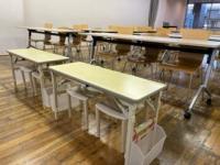 幼児さんの小さな机とイスは<br />
よく目の届く一番前の席です<br />
学ぶことが大好き<br />