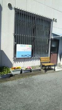 駐車場はたっぷり。ベビーカーも安心しておけます。幸せベンチもあるよ。