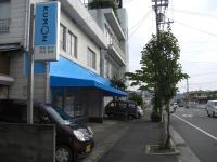 教室は電鉄小野駅につながる通り沿い。ブルーの看板が印です。