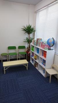 様々なジャンルを取りそろえた読書コーナーでお迎え待ち♪