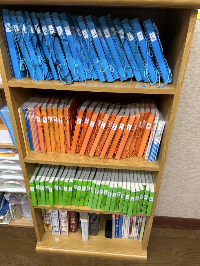 教材見本、辞書を子どもが手に取りやすい場所に置いています。