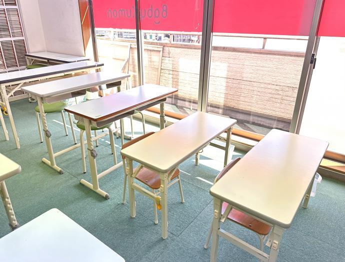 机は身長に合わせて高さが３段階。<br />
乳幼児生徒は、安心して学習して頂けます。