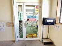 教室は２階です。<br />
床はタイルカーペット。お子様が転んでも安心です。
