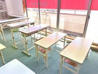 机の高さは身長に合わせて３段階。乳幼児生徒は背もたれがあるイスで安全に学習。