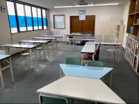 広い教室です。小さなお子さまも安心して学習いただける低い机イスも完備しています。