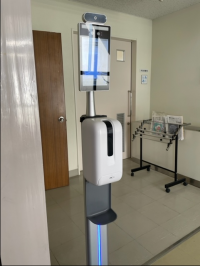 入口には消毒液・体温計を完備しています。