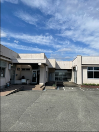 正面入口からお入りください。