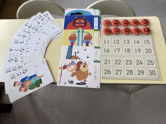 すうじ盤やカードなども使って、楽しみながら、言える数字や言葉を増やします。