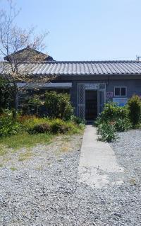 レトロな外観の教室です。<br />
駐車場も完備しています。