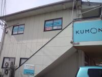 小野郵便局の斜め前（北西）の建物の２階が教室です。