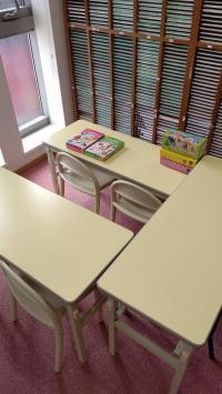 幼児席です。しっかり足のつく高さです。おすわりがまだの場合はお膝に。<br />

