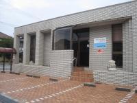 神岡小学校正門から南へすぐの所にあります。