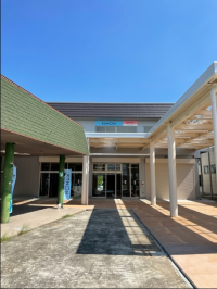 教室は２Fです。看板向かって左下に教室入口があります。