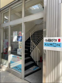 北野北教室入口、教室は２階です。バギーは１F入口においてください。