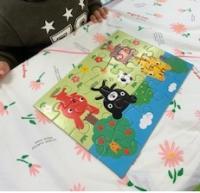 お母さんとのお話の間にパズルが大人気!<br />