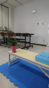 安心していただけるように、マットと小さな机を用意しています。