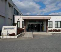 看板はありませんが八幡小すぐ側、農村環境改善センター内です。