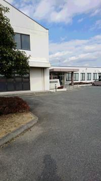 駐車も広々としています。送迎も安心です。