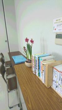 本やパズルなど、お迎えを待つ間も安心です。