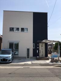 荒川小学校の南側目の前、建物外観。<br />
教室は２階になります。