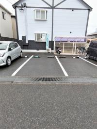 飾磨西中のテニスコートの前に駐車場があります