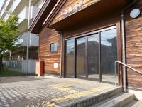 階段の反対側にスロープがあります。