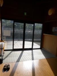 玄関はそのままベビーカーで入って頂ける広さです。