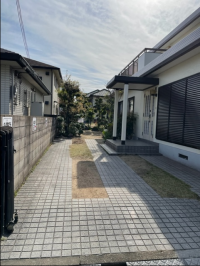 こちらから奥へ進むと教室です。自転車はこちらに駐輪ください。