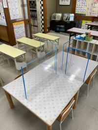 生徒の背丈に合った机を三種類用意し、安心安全に努めています♪