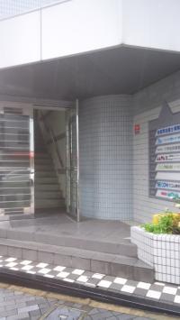 バス停前のビルの2階です。