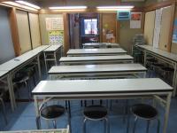 学習スペースは真中の椅子を除いて、生徒間の間隔をとっております。