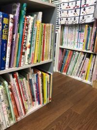 教室には絵本もたくさんあり、貸し出しもしています