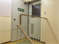 ２Fの正面玄関から４Fの教室入口まで階段にてお上がりください。